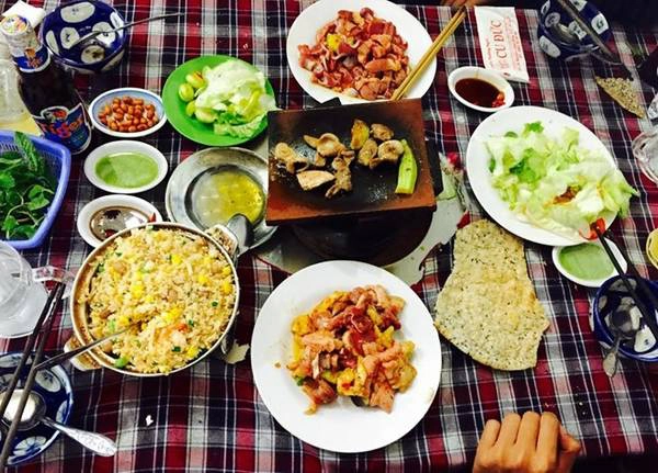 Chúng tôi nghe dân du lịch truyền tai nhau có quán Cu Đức ngon lắm. Chúng tôi tìm đến và thưởng thức xem sao. Không biết ngon hay không mà gọi 2 phần nướng với một thố cơm chiên, ăn "bể bụng". Chúng tôi nghe dân du lịch truyền tai nhau có quán Cu Đức ngon lắm. Chúng tôi tìm đến và thưởng thức xem sao. Không biết ngon hay không mà gọi 2 phần nướng với một thố cơm chiên, ăn "bể bụng".