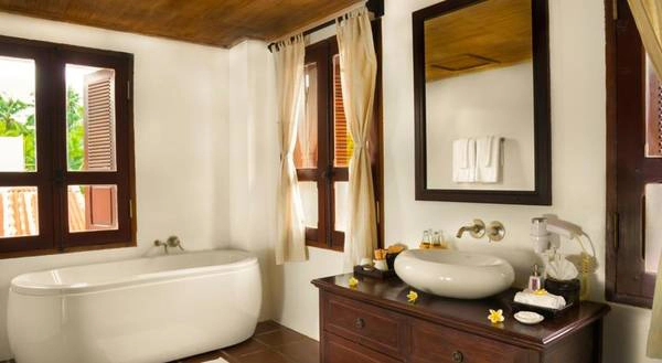 Phòng tắm lớn trong phòng bao gồm bồn tắm và vòi sen sẽ đem đến sự tiện lợi và thoải mái cho du khách.