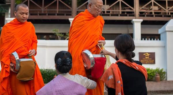 Khất thực là nghi lễ truyền thống diễn ra vào 6h sáng ở Luang Prabang. 