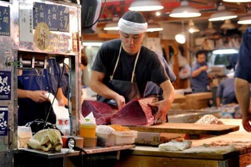 Chợ cá Tsukiji vào buổi sáng rất đông đúc và nhộn nhịp. 