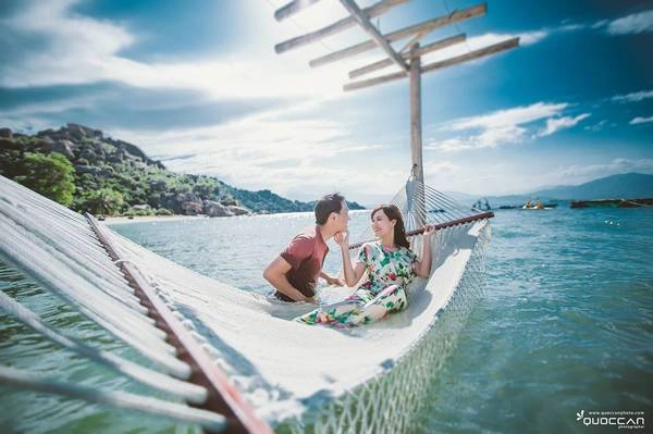 Đừng lo nếu bạn không biết bơi, nước ở đây chỉ đến lưng chừng bụng thôi. Đừng lo nếu bạn không biết bơi, nước ở đây chỉ đến lưng chừng bụng thôi.