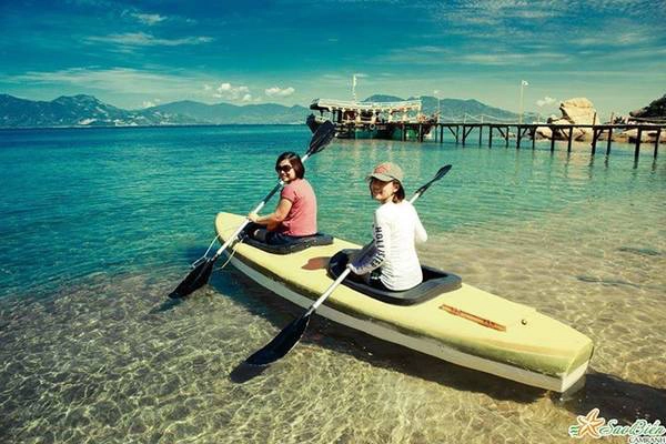 Chèo thuyền Kayak dưới làn nước trong vắt Chèo thuyền Kayak dưới làn nước trong vắt
