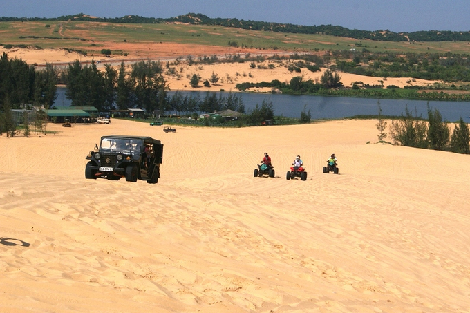 Ở đây có cả xe môtô hai bánh, xe địa hình bốn bánh dành cho ba người và xe jeep cho bốn người. Tài xế sẽ chạy một vòng trên đồi cát với khuyến cáo không dành cho người yếu tim.