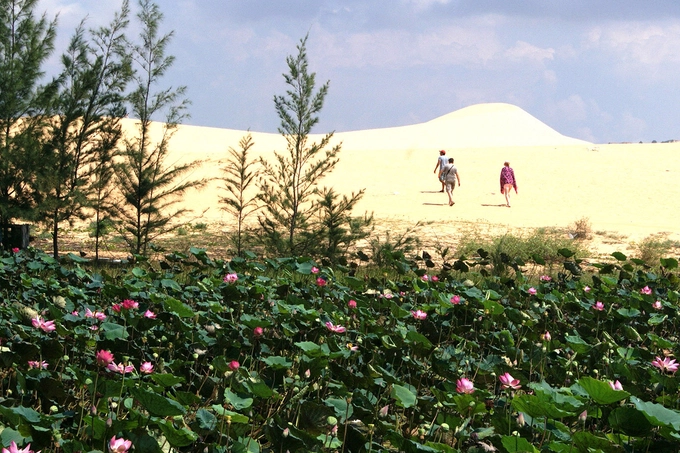 Nơi đây từng là một hồ lớn, sau này người dân đắp đập cát chạy vắt ngang hồ để làm lối đi. Hồ lớn từ đó bị chia thành hai phần: tiểu hồ và đại hồ. Hồ được bao quanh bởi những triền cát cùng cái nóng rát da.