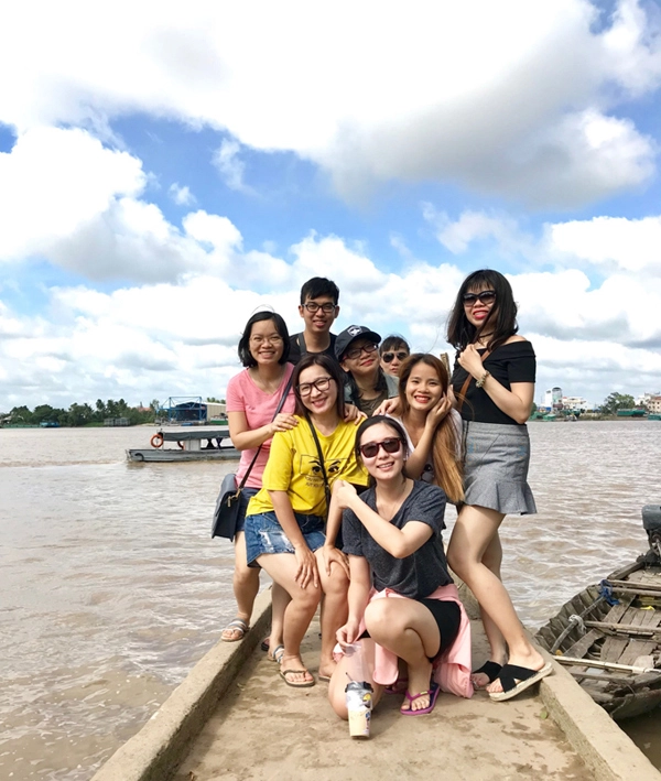 Tạm xa nhịp sống vội vã nơi phố thị, bạn có thể đến Cần Thơ dịp cuối tuần để tìm chốn bình yên, tham gia nhiều hoạt động đặc trưng vùng sông nước. Không ồn ào, sôi động như các thành phố khác, mảnh đất này ghi điểm bởi vẫn còn giữ những nét nguyên sơ, mộc mạc, lòng người đôn hậu và mến khách cùng nhiều đặc trưng mang đậm dấu ấn Nam Bộ xưa. Một trong những điểm đến ở Tây Đô ấn tượng chính là Cồn Sơn - vùng đất nổi đặc trưng nằm giữa sông Hậu thuộc quận Bình Thủy. Tạm xa nhịp sống vội vã nơi phố thị, bạn có thể đến Cần Thơ dịp cuối tuần để tìm chốn bình yên, tham gia nhiều hoạt động đặc trưng vùng sông nước. Không ồn ào, sôi động như các thành phố khác, mảnh đất này ghi điểm bởi vẫn còn giữ những nét nguyên sơ, mộc mạc, lòng người đôn hậu và mến khách cùng nhiều đặc trưng mang đậm dấu ấn Nam Bộ xưa. Một trong những điểm đến ở Tây Đô ấn tượng chính là Cồn Sơn - vùng đất nổi đặc trưng nằm giữa sông Hậu thuộc quận Bình Thủy.