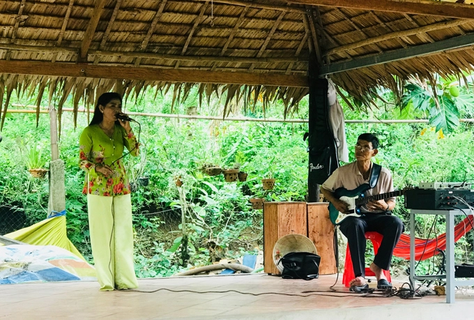 Khám phá du lịch sông nước miệt vườn ngoài ăn uống theo kiểu đồng quê, bạn còn được thưởng thức chương trình ca nhạc tài tử cải lương do chính người dân biểu diễn. Cồn Sơn được phù sa bồi đắp quanh năm nên đất đai màu mỡ, trở thành xứ sở của những vườn cây ăn trái trĩu quả. Tại đây, bạn sẽ thăm những vườn chôm chôm, nhãn, bưởi, thanh long ruột đỏi trĩu quả; tự tay lựa quả trên cây để hái và ăn thoả thích. Sẽ thật thú vị khi bạn được thưởng thức một quả chôm chôm chín đỏ hay những múi bưởi ngọt đậm đà. Khám phá du lịch sông nước miệt vườn ngoài ăn uống theo kiểu đồng quê, bạn còn được thưởng thức chương trình ca nhạc tài tử cải lương do chính người dân biểu diễn. Cồn Sơn được phù sa bồi đắp quanh năm nên đất đai màu mỡ, trở thành xứ sở của những vườn cây ăn trái trĩu quả. Tại đây, bạn sẽ thăm những vườn chôm chôm, nhãn, bưởi, thanh long ruột đỏi trĩu quả; tự tay lựa quả trên cây để hái và ăn thoả thích. Sẽ thật thú vị khi bạn được thưởng thức một quả chôm chôm chín đỏ hay những múi bưởi ngọt đậm đà.