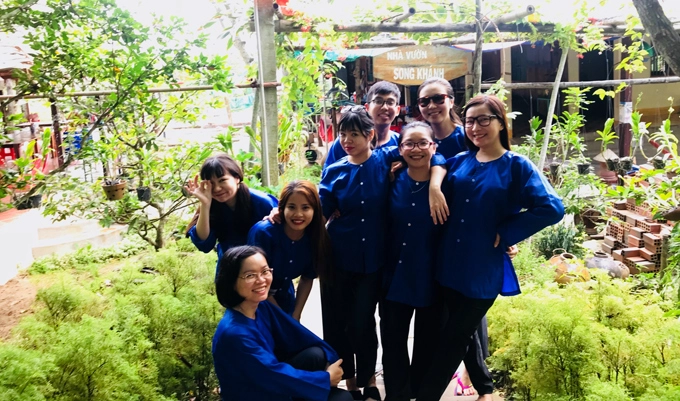 Chỉ cách một con sông, nhưng người dân trên cồn sống gần gũi, chân chất, nếp sinh hoạt cũng chậm hơn so với phía bên kia thành phố. Chính những nét hoang sơ của thiên nhiên sẽ giúp bạn thoải mái hòa mình vào cuộc sống đời thường như những người dân. Chỉ cách một con sông, nhưng người dân trên cồn sống gần gũi, chân chất, nếp sinh hoạt cũng chậm hơn so với phía bên kia thành phố. Chính những nét hoang sơ của thiên nhiên sẽ giúp bạn thoải mái hòa mình vào cuộc sống đời thường như những người dân.