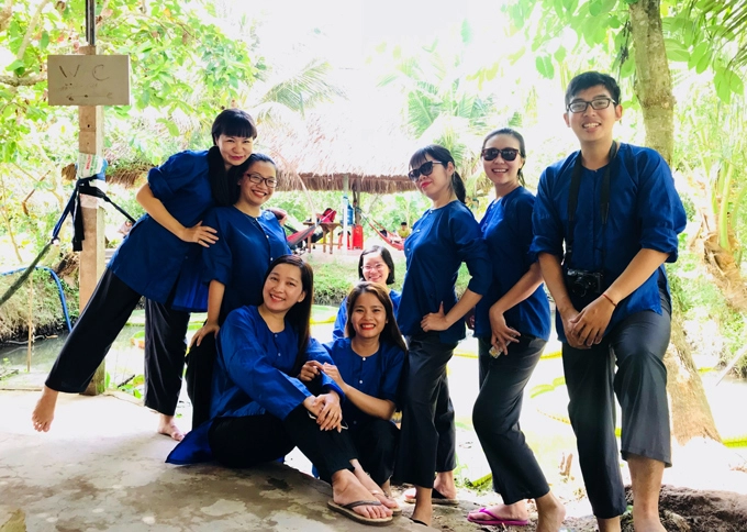 Xuyên qua những vườn cây sai trái, từng cây cầu khỉ lắt lẻo, bạn sẽ ghé thăm nhà của mỗi hộ dân, mang đậm nét Nam Bộ. Tùy vào lợi thế sẵn có, mỗi nhà sẽ giới thiệu đến bạn những nét đặc trưng riêng của họ một cách đậm đà và nghĩa tình nhất. Xuyên qua những vườn cây sai trái, từng cây cầu khỉ lắt lẻo, bạn sẽ ghé thăm nhà của mỗi hộ dân, mang đậm nét Nam Bộ. Tùy vào lợi thế sẵn có, mỗi nhà sẽ giới thiệu đến bạn những nét đặc trưng riêng của họ một cách đậm đà và nghĩa tình nhất.