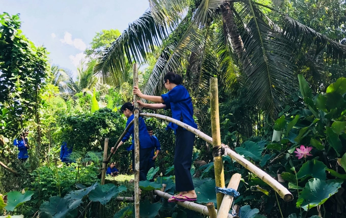 Miền Tây sông nước còn có đặc trưng bởi có nhiều cây cầu khỉ bắt ngang những con sôn, rạch nhỏ. Tại cồn, đi cầu khỉ bắt từ bờ bên này sang bên kia cũng là một trong những trải nghiệm đáng nhớ cho bạn. Miền Tây sông nước còn có đặc trưng bởi có nhiều cây cầu khỉ bắt ngang những con sôn, rạch nhỏ. Tại cồn, đi cầu khỉ bắt từ bờ bên này sang bên kia cũng là một trong những trải nghiệm đáng nhớ cho bạn.