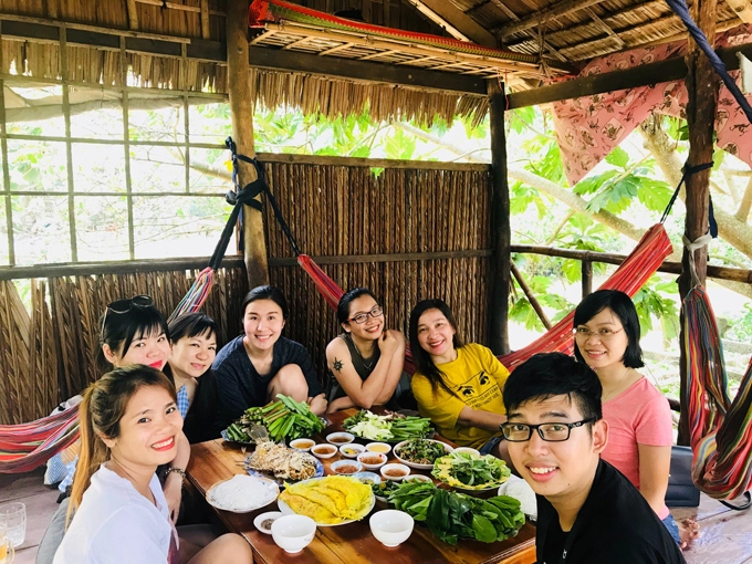 Sau một buổi hì hục bắt cá, sẽ thật thú vị khi bạn được thưởng thức thành quả có được, đó là món các lóc nướng trui, lẩu cua đồng, bánh xèo, cá tai tượng chiên xù, cá rô kho tộ... dưới những chòi lá xanh mát, gió hiu hiu yên bình. Sau một buổi hì hục bắt cá, sẽ thật thú vị khi bạn được thưởng thức thành quả có được, đó là món các lóc nướng trui, lẩu cua đồng, bánh xèo, cá tai tượng chiên xù, cá rô kho tộ... dưới những chòi lá xanh mát, gió hiu hiu yên bình.