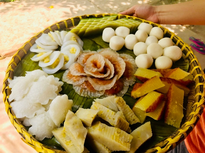 Người dân nơi đây sẽ hướng dẫn cho bạn cách làm món bánh xèo, bánh khọt hay tự tay đổ bánh dân gian như bánh bò, da lợn, khoai mì… Mỗi món sẽ có những hương vị rất đặc trưng và ngon miệng. Người dân nơi đây sẽ hướng dẫn cho bạn cách làm món bánh xèo, bánh khọt hay tự tay đổ bánh dân gian như bánh bò, da lợn, khoai mì… Mỗi món sẽ có những hương vị rất đặc trưng và ngon miệng.