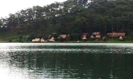 Hồ Tuyền Lâm những ngày cuối thu. Ảnh: Dinh Tuan.