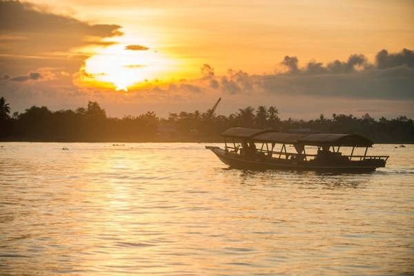 Bạn sẽ tha hồ thu vào tầm mắt những khung cảnh của miền Tây khi di chuyển bằng du thuyền. Ảnh: victoriahotels.asia Bạn sẽ tha hồ thu vào tầm mắt những khung cảnh của miền Tây khi di chuyển bằng du thuyền. Ảnh: victoriahotels.asia