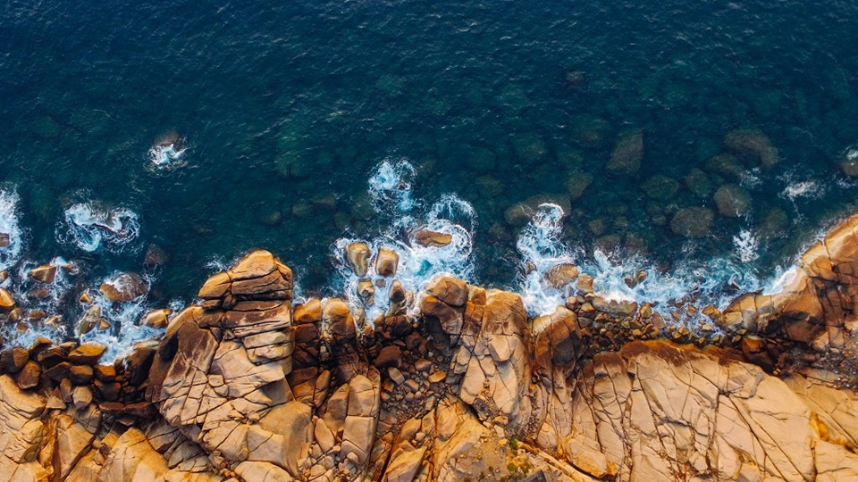 Bài biển ở đây không dài và rộng như ở Mũi Né hay Nha Trang nhưng nước trong vắt, sạch, có thể nhìn xuống đáy để ngắm những rặng san hô đầy màu sắc. Trên đảo, những tảng đá lớn với nhiều hình thù, kích thước khác nhau rất lạ mắt cũng là ấn tượng khó quên khi bạn đặt chân đến đây.