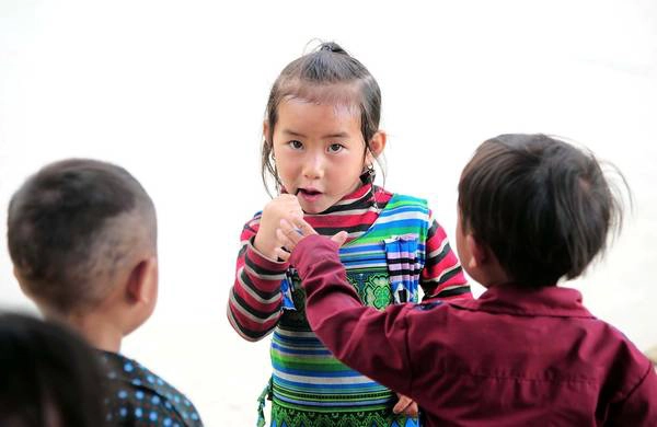 Chỉ một cái kẹo mút đôi khi cũng khiến bọn trẻ thích thú cả buổi chiều.