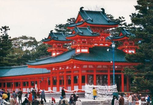 Heian jingu và chính điện sơn màu đỏ tươi