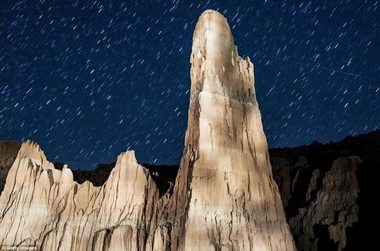 Bầu trời tuyệt đẹp ở công viên quốc gia Cathedral Gorge, bang Nevada, Mỹ.