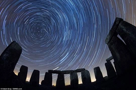 Một bức ảnh chụp chậm ghi lại toàn cảnh cơn mưa sao băng Perseid ở vòng tròn đá Stonehenge, Anh.