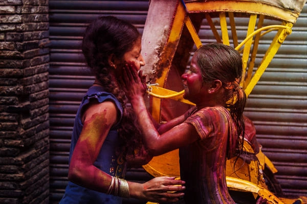 Lễ hội Holi được tổ chức vào ngày trăng tròn tháng 3 hàng năm. Năm nay, lễ hội Holi được tổ chức vào ngày 23/3. Tuy nhiên, lễ hội cũng được tổ chức sớm hơn một ngày tại một số vùng miền Đông Ấn Độ, như Tây Bengal. Ảnh: Kart hick iyer Lễ hội Holi được tổ chức vào ngày trăng tròn tháng 3 hàng năm. Năm nay, lễ hội Holi được tổ chức vào ngày 23/3. Tuy nhiên, lễ hội cũng được tổ chức sớm hơn một ngày tại một số vùng miền Đông Ấn Độ, như Tây Bengal. Ảnh: Kart hick iyer