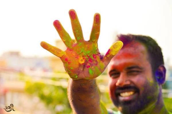 Lễ hội Holi chính thức được bắt đầu vào buổi sáng hôm sau và mọi người chơi đùa với màu sắc. Ai ai cũng nắm trong tay bột màu khô hoặc các quả bóng có chứa dung dịch màu để ném và phun màu vào những người khác. Ảnh: _sreesh_ Lễ hội Holi chính thức được bắt đầu vào buổi sáng hôm sau và mọi người chơi đùa với màu sắc. Ai ai cũng nắm trong tay bột màu khô hoặc các quả bóng có chứa dung dịch màu để ném và phun màu vào những người khác. Ảnh: _sreesh_