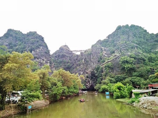Ở Tràng An có hai địa danh là Tràng An và Tràng An cổ. Trong đó, Tràng An, nơi thu hút hàng nghìn lượt khách du xuân mỗi ngày, là khu mới được xây dựng bằng cách đắp đập, trữ nước, đào xuyên núi, tạo thành những dòng sông ngầm. Cách đó 2 km là Tràng An cổ, có vẻ đẹp nguyên sơ. Ảnh: Hanggriibii.