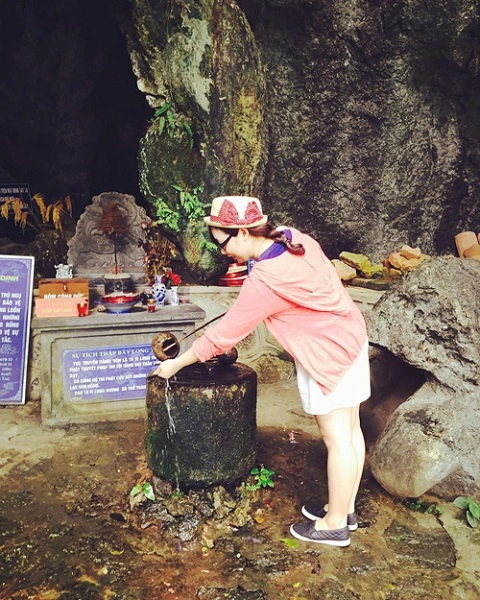 Dip lễ, Tết vừa qua, khu Tràng An cổ đón lượng lớn du khách, bãi xe nhỏ ở đây rơi vào quá tải. Phí gửi xe là 10.000 đồng/chiếc.  Lộ trình gợi ý để du xuân Ninh Bình ghé Tràng An cổ: Tràng An, thêm 2 km đến Tràng An cổ, đi 500 m đến Tuyệt tình cốc, tiếp 4-5 km đến Bái Đính. Ảnh: Nguyễn Thu.