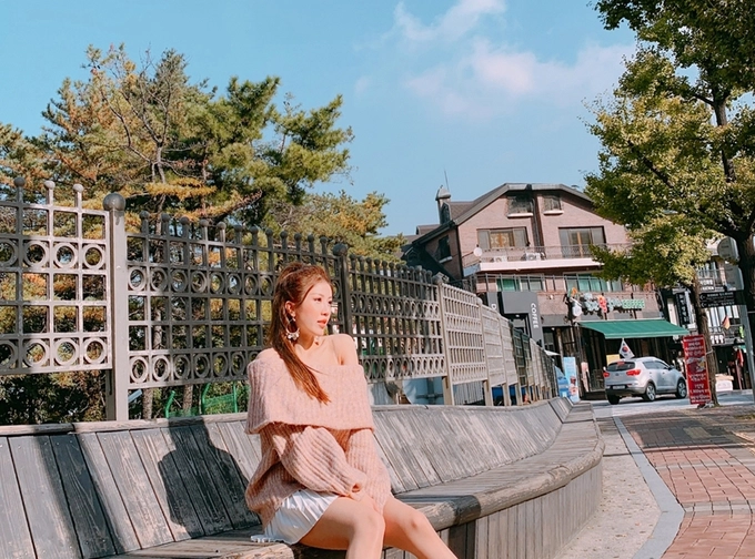 Cô chọn ở khách sạn gần cầu sông Hàn, ngay khu Gangnam nên khá tiện trong việc shopping cũng như dạo phố. Trang cho rằng, mùa thu Hàn Quốc rất lãng mạn, không cần phải đi đâu xa, ở ngay trung tâm thành phố chỉ cần bước ra đường là có thể chụp những bức ảnh ưng ý.