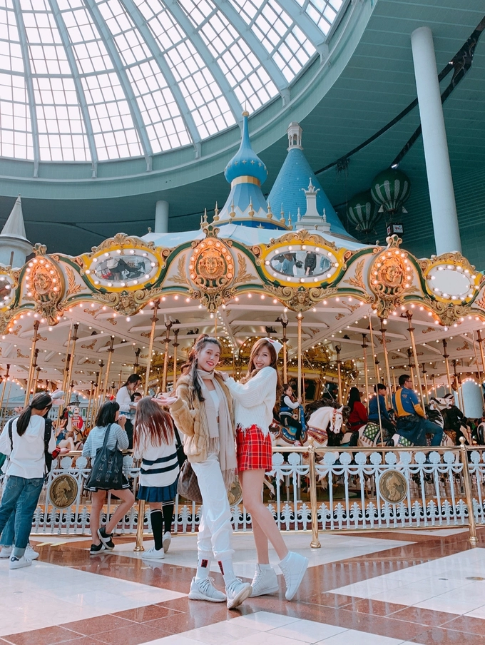 Trang Pháp cũng không quên ghé Lotte World, một trong những công viên giải trí hút khách nhất ở thủ đô Hàn Quốc, cũng là địa điểm quay nhiều bộ phim nổi tiếng xứ củ sâm. Ca sĩ cùng bạn tạo dáng trước vòng xoay ngựa gỗ quen thuộc trong bộ phim ăn khách một thời Nấc thang lên thiên đường.