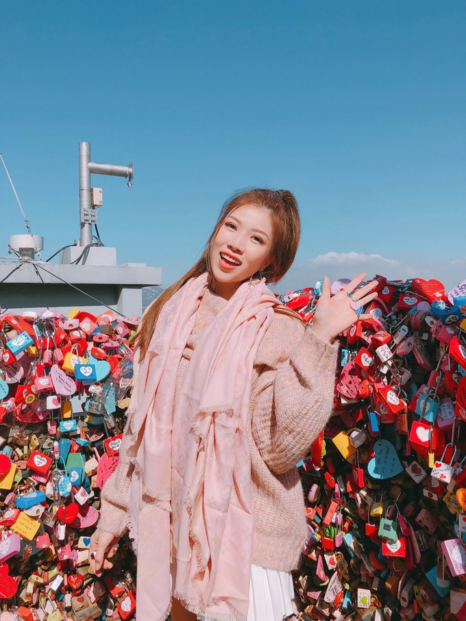 Và tháp Namsan cũng không nằm ngoài danh sách những điểm cần phải check-in của cô nàng. Thích thú tạo dáng bên hàng rào khóa tình yêu khi tiết trời vào thu lãng mạn, nên thơ, không khác gì khung cảnh mà cô từng biết đến trên phim truyền hình từ khi còn bé - Trang Pháp chia sẻ.