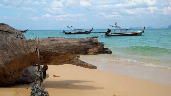 <strong>Koh Ngai: </strong>Koh Ngai nằm gần ranh giới với tỉnh Krabi, nhưng cách đất liền của Trang không xa. Trong số 46 hòn đảo của tỉnh, Koh Ngai là nơi có rừng nguyên sinh hoang sơ nhất, với hệ động thực vật phong phú. <strong>Koh Ngai: </strong>Koh Ngai nằm gần ranh giới với tỉnh Krabi, nhưng cách đất liền của Trang không xa. Trong số 46 hòn đảo của tỉnh, Koh Ngai là nơi có rừng nguyên sinh hoang sơ nhất, với hệ động thực vật phong phú.