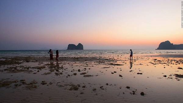Từng là hòn đảo được nhiều khách du lịch bụi yêu thích, gần đây Koh Ngai đã thay đổi, với nhiều khu nghỉ dưỡng như Thapwarin được xây dựng. Từng là hòn đảo được nhiều khách du lịch bụi yêu thích, gần đây Koh Ngai đã thay đổi, với nhiều khu nghỉ dưỡng như Thapwarin được xây dựng.