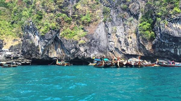 Hang Morakot là điểm tham quan hút khách. Khi triều xuống thấp, du khách có thể bơi qua cửa hang tối đen để sang bãi biển bí mật ở phía bên kia. Hang Morakot là điểm tham quan hút khách. Khi triều xuống thấp, du khách có thể bơi qua cửa hang tối đen để sang bãi biển bí mật ở phía bên kia.
