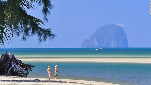 Từ hòn đảo xinh đẹp này, du khách có thể nhìn thấy 3 đảo nhỏ hơn là Koh Ma, Koh Chueak và Koh Wan. Từ hòn đảo xinh đẹp này, du khách có thể nhìn thấy 3 đảo nhỏ hơn là Koh Ma, Koh Chueak và Koh Wan.