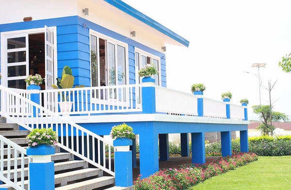Trang trại cách Đà Lạt 35 km. Từ quốc lộ 20, qua cầu Bồng Lai đi theo đường lớn khoảng 6 km, qua cầu Tu Tra sẽ bắt gặp bên phải là nhà máy thu mua sữa. Qua cổng chào khoảng 50 m rồi rẽ phải chạy khoảng 2,5 km là đến trang trại. Trên ảnh là nhà đón tiếp khách đăng ký tour tham quan. Ảnh: Ha Ngan Nguyen.