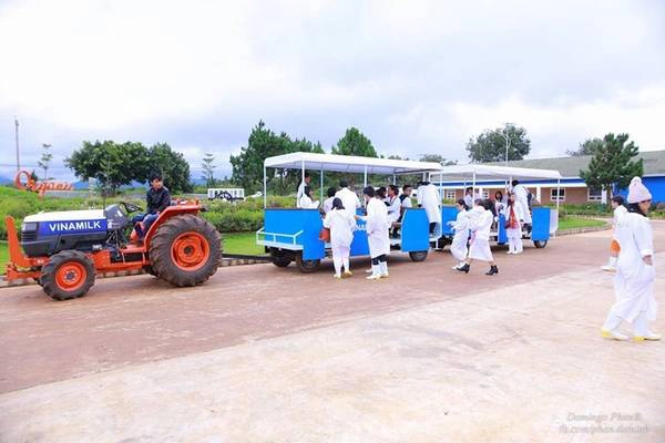 Sau khi tìm hiểu, du khách sẽ tham quan trang trại bằng xe công nông chuyên dụng. Mọi người cũng được phát đồng phục gồm áo và giày để đảm bảo vệ sinh trên hành trình. Ảnh: Domingo Phan.