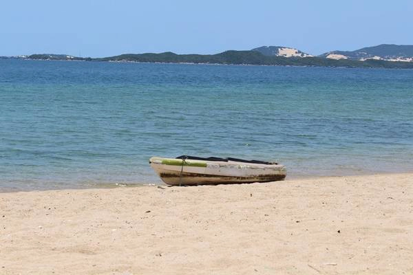 Ở đây còn có một chiếc thuyền kayak, vì không có sóng nên việc chèo thuyền rất dễ dàng. Ở đây còn có một chiếc thuyền kayak, vì không có sóng nên việc chèo thuyền rất dễ dàng.