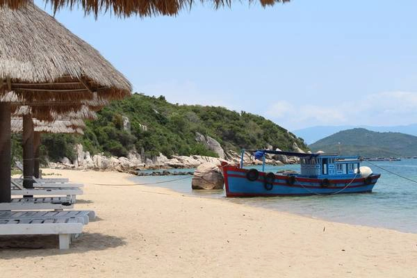Chiếc thuyền đưa bạn ra khơi không hề nhỏ, nên nếu đi một nhóm bạn sẽ tiết kiệm được kha khá tiền tàu. Chiếc thuyền đưa bạn ra khơi không hề nhỏ, nên nếu đi một nhóm bạn sẽ tiết kiệm được kha khá tiền tàu.