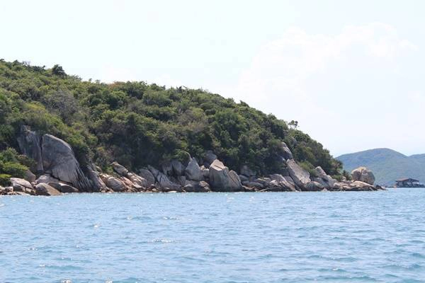 Một hòn đảo nhỏ không người ở, tại đây, những rặn san hô vẫn còn rất đẹp. Bạn hoàn toàn có thể lặn biển ngắm san hô thỏa thích, tuy nhiên nên cẩn trọng và nhờ lái tàu hướng dẫn để tránh làm hư hại san hô. Một hòn đảo nhỏ không người ở, tại đây, những rặn san hô vẫn còn rất đẹp. Bạn hoàn toàn có thể lặn biển ngắm san hô thỏa thích, tuy nhiên nên cẩn trọng và nhờ lái tàu hướng dẫn để tránh làm hư hại san hô.