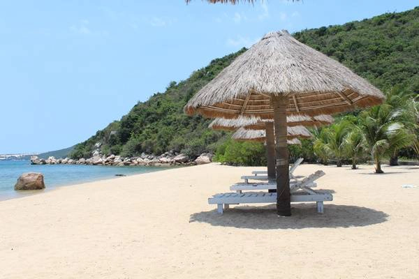 Sau khi tắm biển thỏa thích, bạn có thể nghỉ ngơi ngắm trời mây hoặc phơi nắng trên những chiếc ghế nghỉ được dựng sẵn trên bãi biển. Sau khi tắm biển thỏa thích, bạn có thể nghỉ ngơi ngắm trời mây hoặc phơi nắng trên những chiếc ghế nghỉ được dựng sẵn trên bãi biển.