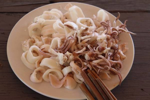 Hải sản rất tươi nên không cần chế biến cầu kỳ, chỉ cần hấp là có thể "chén" ngon lành. Hải sản rất tươi nên không cần chế biến cầu kỳ, chỉ cần hấp là có thể "chén" ngon lành.