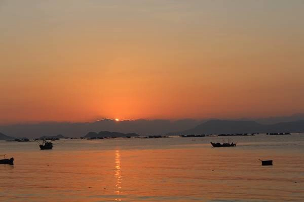 Vạn Ninh có Mũi Đôi, điểm cực đông của tổ quốc, nên bạn hãy thức dậy thật sớm để đón những ánh mặt trời đầu tiên ở Việt Nam trước khi lên đường. Cảnh bình minh ở đây chắc chắn sẽ không làm bạn thất vọng. Vạn Ninh có Mũi Đôi, điểm cực đông của tổ quốc, nên bạn hãy thức dậy thật sớm để đón những ánh mặt trời đầu tiên ở Việt Nam trước khi lên đường. Cảnh bình minh ở đây chắc chắn sẽ không làm bạn thất vọng.