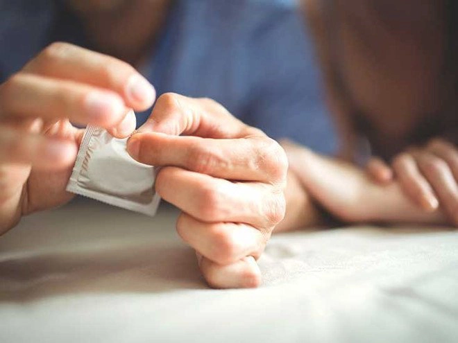 Sử dụng bao cao su là phương pháp tránh thai hiệu quả