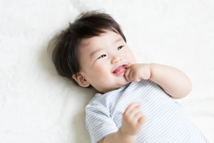 Trẻ mút ngậm tay