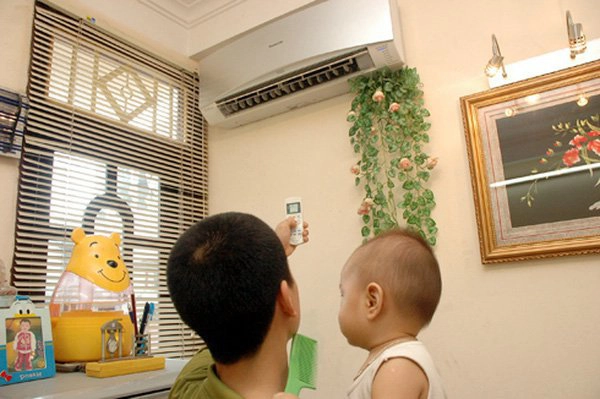 trẻ bị ho nên nằm quạt hay điều hoà
