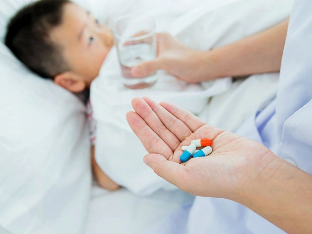 Trẻ uống thuốc, thuốc trẻ nhỏ,