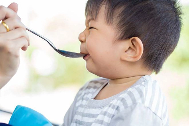 trẻ bị táo bón nặng