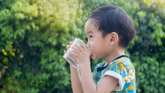 trẻ bị táo bón nặng