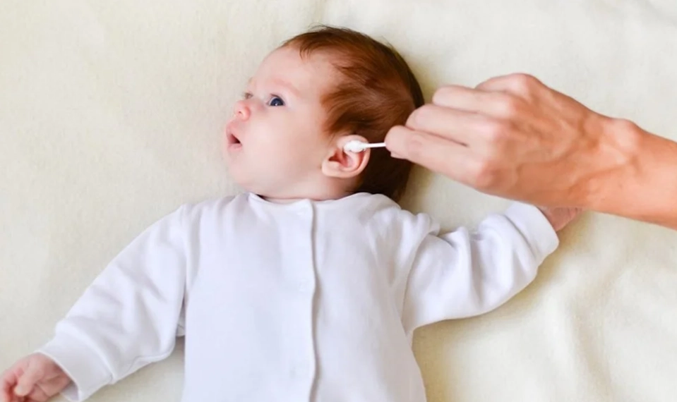 Lấy ráy tai cho bé