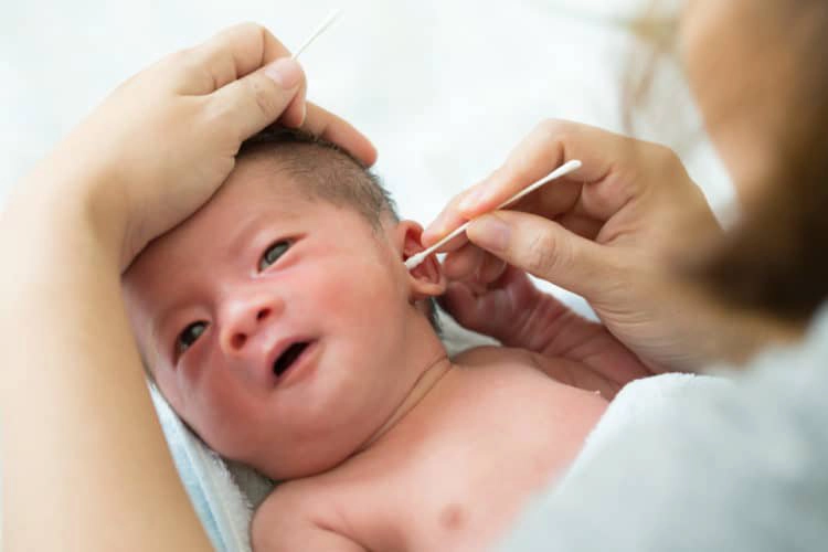 Lấy ráy tai cho bé