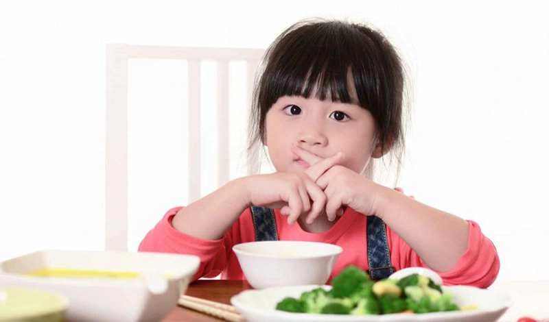 trẻ biếng ăn do viêm răng miệng